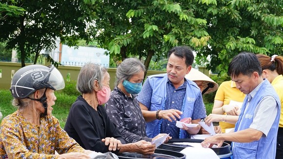 Người dân Quảng Trị phấn khởi khi nhận thùng nhựa và tiền hỗ trợ mua sắm nhu yếu phẩm thiết yếu