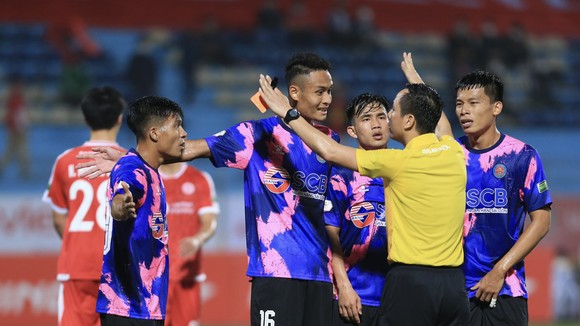 Các cầu thủ Sài Gòn FC phân trần sau khi trọng tài rút thẻ đỏ truất quyền thi đấu Tấn Tài ở trận thua 0-2 trước Viettel FC. Ảnh: MINH HOÀNG