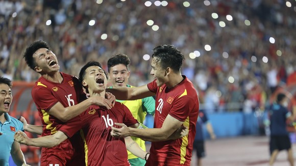 Đỗ Hùng Dũng ăn mừng bàn thắng vàng của trận đấu với U23 Myanmar. ẢNH: DŨNG PHƯƠNG