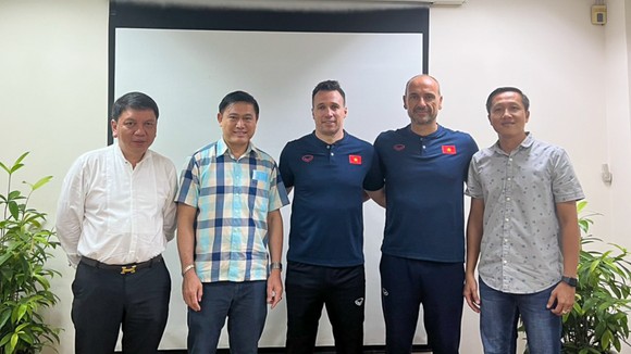 VFF trong buổi làm việc với tân HLV Giustozzi Diego Raul của đội tuyển futsal Việt Nam mới đây ở TPHCM