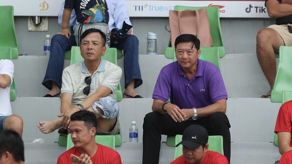Danh thủ Lê Huỳnh Đức đi theo dõi bóng đá phong trào TPHCM. ẢNH: DŨNG PHƯƠNG