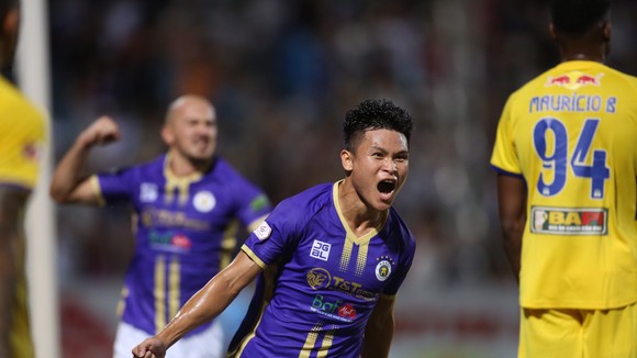 Tuấn Hải ăn mừng bàn thắng nâng tỉ số lên 2-0 cho Hà Nội FC. ẢNH: MINH HOÀNG