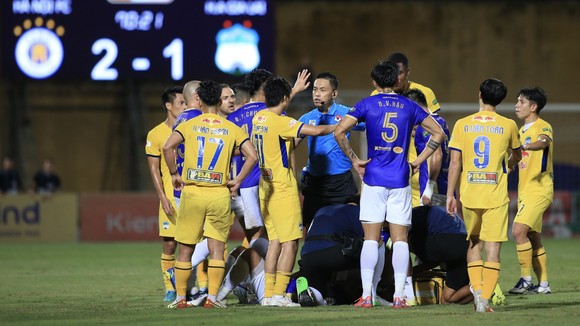 Trọng tài Ngô Duy Lân không hoàn thành nhiệm vụ trận Hà Nội FC - HAGL. ẢNH: MINH HOÀNG