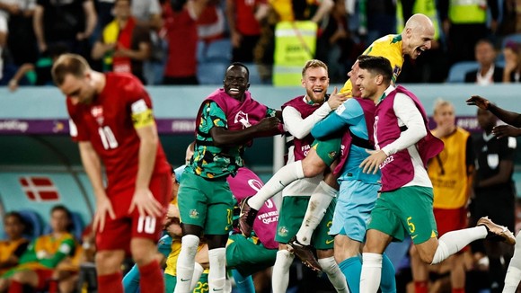 Niềm vui của các cầu thủ Australia khi giành vé vào vòng 1/8 World Cup 2022