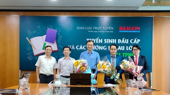 Nhà báo Nguyễn Nhật, Phó Tổng Biên tập Thường trực Báo Sài Gòn Giải Phóng (thứ 2 từ trái qua) tặng hoa cho các khách mời tham gia giao lưu. Ảnh: THỤY QUYÊN