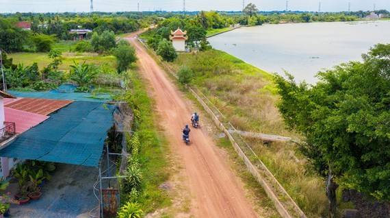 Địa phận xã Trung An, huyện Củ Chi, TPHCM nằm ngay bờ sông Sài Gòn rất lợi thế cho các dự án đầu tư. Ảnh: HOÀNG HÙNG