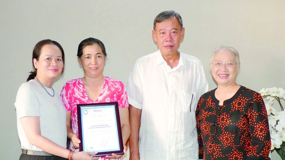 Đại diện Hội đồng quản lý Quỹ Học bổng Nguyễn Văn Hưởng tiếp nhận đóng góp của gia đình Bác sĩ Đoàn Thúy Ba