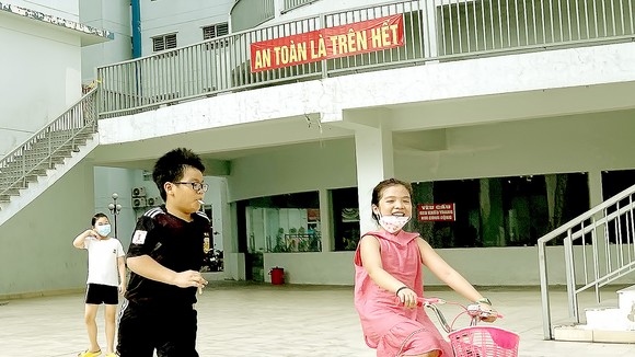 Các em nhỏ vui chơi tại khuôn viên Chung cư HQC (Bình Tân, TPHCM). Ảnh: HOÀNG HÙNG