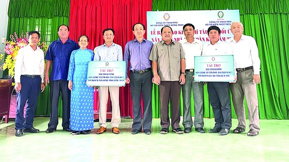 Ông Trần Thanh Tuấn, Chủ tịch kiêm Giám đốc Công ty TNHH MTV XSKT Bến Tre và ông Ngô Thanh Trí, Phó Giám đốc Công ty TNHH MTV XSKT Đồng Tháp (người thứ 5 và thứ 6 từ trái sang) chụp hình lưu niệm tại buổi lễ