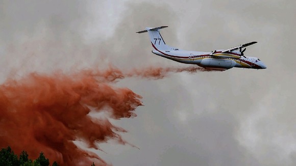 Nỗ lực cứu rừng từ trên không. Ảnh: Reuters