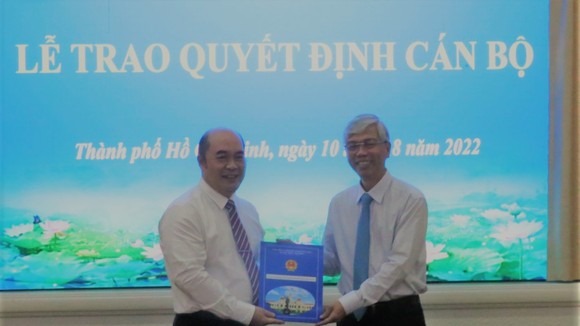 Ông Hồ Xuân Lâm (trái) nhận quyết định cán bộ