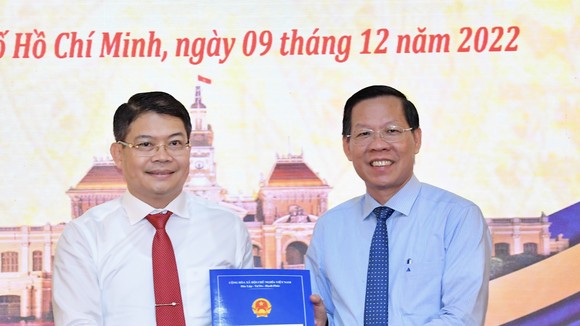 Chủ tịch UBND TPHCM Phan Văn Mãi trao quyết định bổ nhiệm cho đồng chí Nguyễn Thành Lợi. Ảnh: VIỆT DŨNG