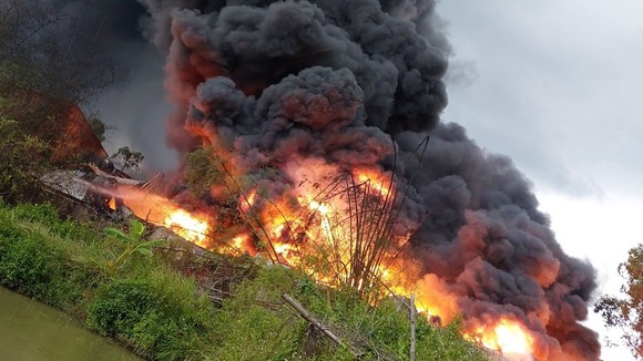 Lực lượng công an huyện Đức Hòa tìm cách dập tắt đám cháy