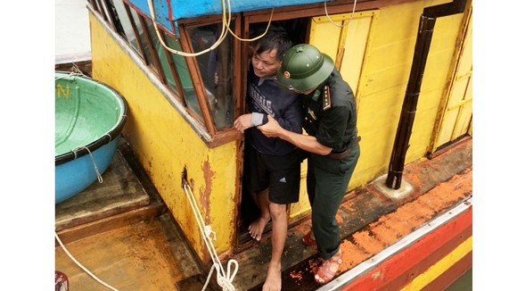 Bộ đội biên phòng Roòn đón 8 ngư dân bị nạn lên bờ
