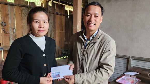 Ông Trương Quang Tấn, Phó Chủ tịch UBND xã Lâm Hóa (huyện Tuyên Hóa, tỉnh Quảng Bình) trao thêm 6,5 triệu đồng tiền bạn đọc Báo SGGP đến bà Hoàng Thị Hoa, vợ bác sĩ Trường