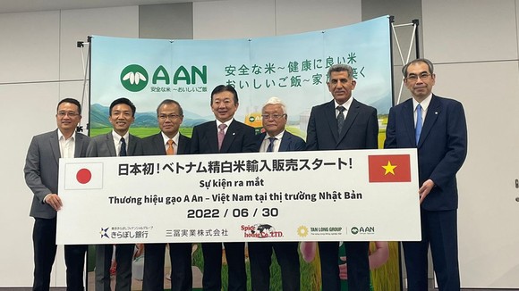 Đại diện Đại sứ quán Việt Nam tại Nhật Bản, Tập đoàn Tân Long, Ngân hàng Kiraboshi Nhật Bản và các đối tác tham dự sự kiện ra mắt gạo A An tại Nhật - Ảnh: QUỐC BÌNH.