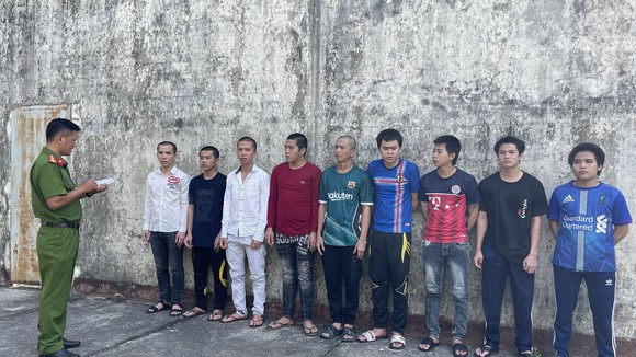 Các đối tượng tại cơ quan công an. Ảnh: QUỐC BÌNH