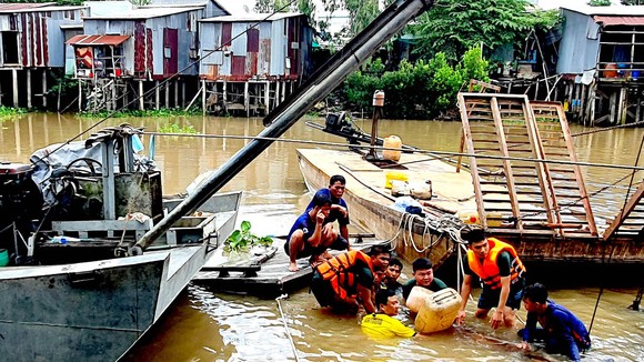 Các lực lượng chức năng và người dân khắc phục hậu quả vụ tai nạn. Ảnh: CHIẾN KHU