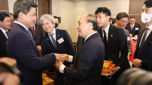 Chủ tịch nước Nguyễn Xuân Phúc tiếp các tập đoàn hàng đầu Hàn Quốc đầu tư vào Việt Nam