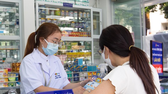 Nhân viên FPT Long Châu tư vấn khách hàng