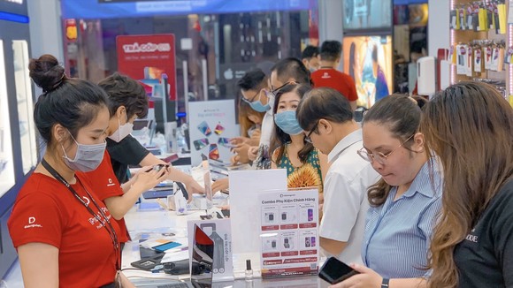 Khách hàng mua sắm tại Di Động Việt