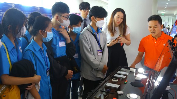 Khách tham quan tham khảo sản phẩm FPT tại Techfest Vietnam 2022