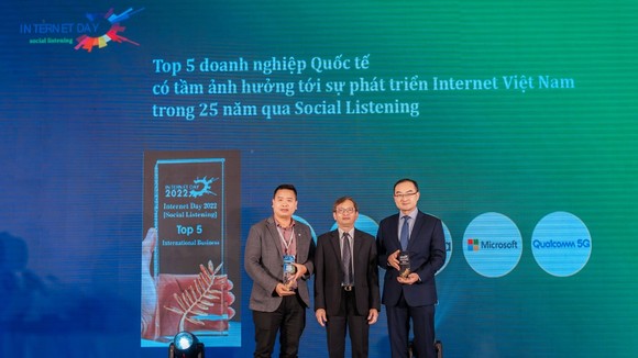 Ông David Wei, Tổng Giám đốc Huawei Việt Nam nhận giải thưởng 