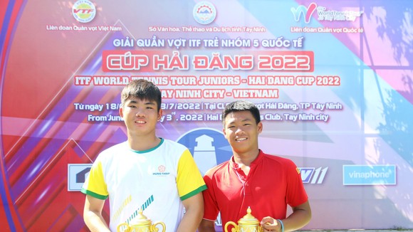Nguyễn Quang VInh (trái) và Nguyễn Đại Khánh vô địch đôi nam