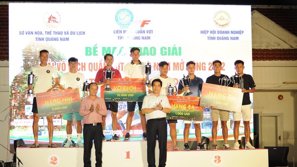 Nguyễn Văn Phương/Mai Thanh Trinh trên bục nhận giải