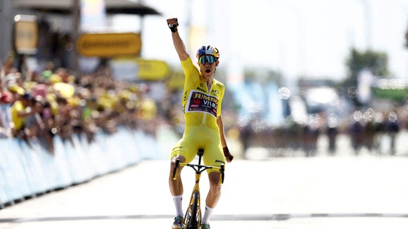 Wout van Aert một mình cán đích đầu tiên