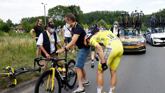Wout van Aert gặp nạn vì va chạm với đồng đội