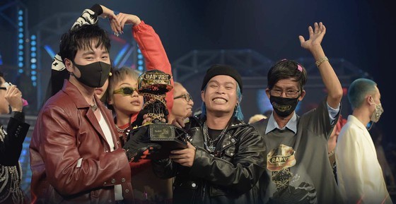 Seachains  (C) wins the second season of Rap Viet competition.