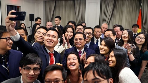 PM Pham Minh Chinh and young Vietnamese people in New York take a group selfie at the meeting on May 15 (Photo: VNA)