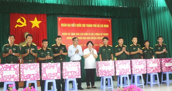 The HCMC Delegation of the 14th and 15th National Assembly (NA) deputies visit and offer gifts to troops stationed on Con Dao Islands.