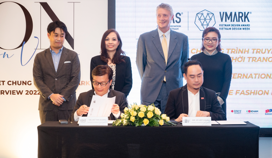 Fashion designer Vo Viet Chung (R) and the Vietnam Design Association (VDAS) sign a cooperation agreement on organizing the Fashion Design Voices program.