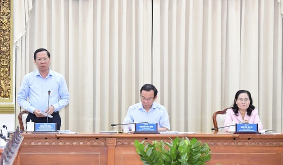 Chairman of the HCMC People’s Committee Phan Van Mai (L), Secretary of the Party Committee of the city Nguyen Van Nen (C) and Chairwoman of the municipal People’s Council Nguyen Thi Le attend the meeting. (Photo: SGGP)