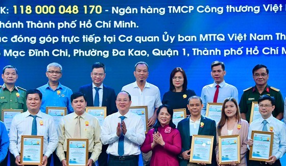 Vice Secretary of the HCMC Party Committee Nguyen Ho Hai and Chairwoman of the Vietnam Fatherland Front (VFF) of HCMC Tran Kim Yen receive donations from organizations and individuals. (Photo: SGGP)
