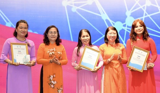 Chairwoman of the HCMC People’s Council Nguyen Thi Le (2nd, L) and head of the task force in the South of the Vietnam Women's Union (VWU) Central Committee, Tran Thi Huyen Thanh (2nd, R) offer prizes to winners of a contest titled "Women's Confidence in B