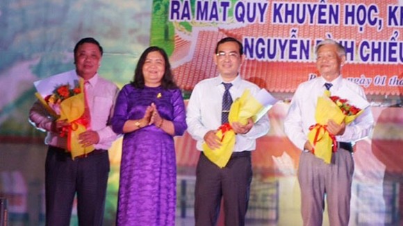 Phó Bí thư Thường trực Tỉnh ủy, Chủ tịch HĐND tỉnh Bến Tre Hồ Thị Hoàng Yến trao hoa chúc mừng cho Ban sáng lập Quỹ