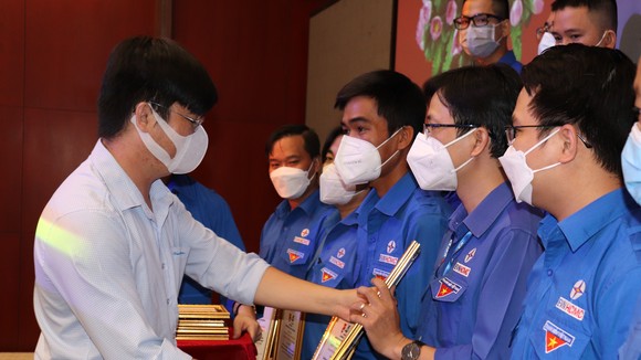 Nhiều tập thể, cá nhân Đoàn thanh niên EVNHCMC nhận bằng khen của Trung ương đoàn