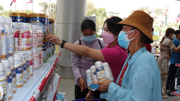 Người bệnh hiểm nghèo tại Bệnh viện Quân y 175 vui sắm tết ngay trong bệnh viện