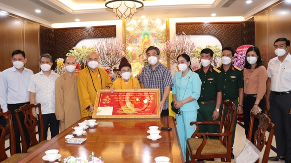 Trưởng Ban Tổ chức Thành ủy TPHCM Nguyễn Phước Lộc chúc mừng năm mới tại Tổ đình Vĩnh Nghiêm