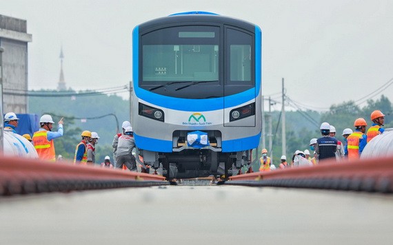 本月10日下午，濱城-仙泉地鐵1號線的首批車廂已成功安裝上軌道。（圖源：VNE）