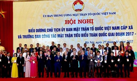 國家主席阮春福與越南祖國陣線委員會幹部合影。