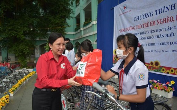 黃氏春籃副主席向學生贈送自行車及禮物。