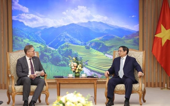 政府總理范明政（右）接見丹麥王國駐越南特命全權大使尼古拉‧普力志。（圖：越通社）