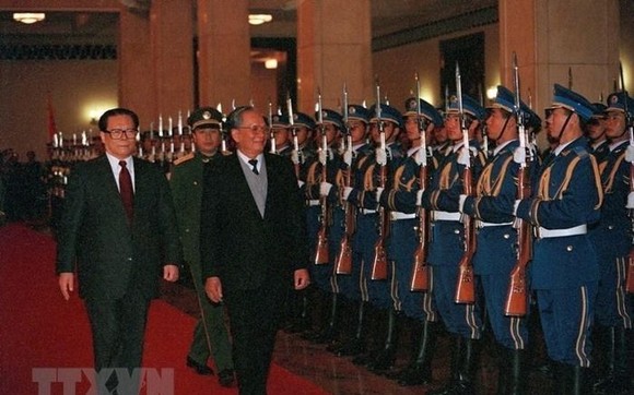 值從1993年11月9至15日對中華人民共和國進行正式友好訪問行程之際，國家主席黎德英與中國國家主席江澤民檢閱儀仗隊。(《越通社》-高鋒)