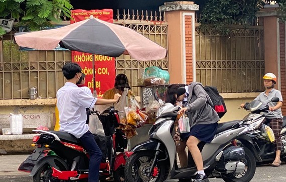 學生騎著排氣量50cc以上摩托車上學和不戴安全帽的情況較普遍。