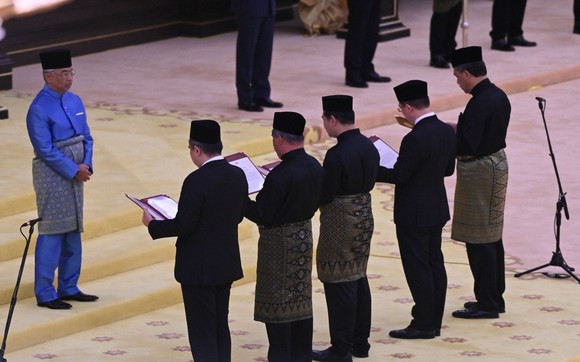 12月3日，在馬來西亞吉隆坡，馬來西亞新內閣成員在馬最高元首阿卜杜拉（左）面前宣誓就職。（圖：馬來西亞新聞局）