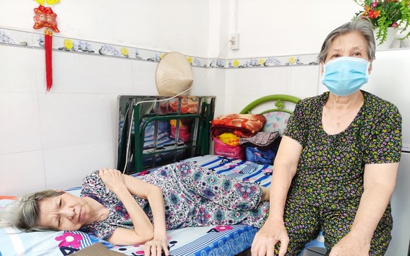 陳志華臥病多年，生活需要姐姐的照顧。